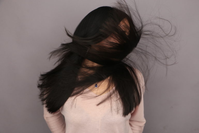 Wie pflege ich mein Haar am Besten in der Winterzeit? fliegende Haare